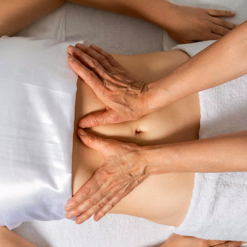 « Geste professionnel de drainage lymphatique brésilien réalisé lors d’une formation à LÉON École du Bien-Être »