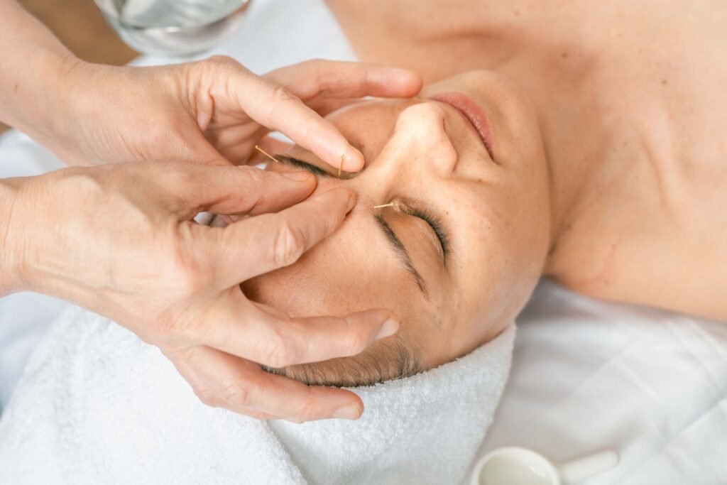 Soin Aculifting du visage au Centre LÉON à Rueil-Malmaison, stimulation esthétique et énergétique du visage