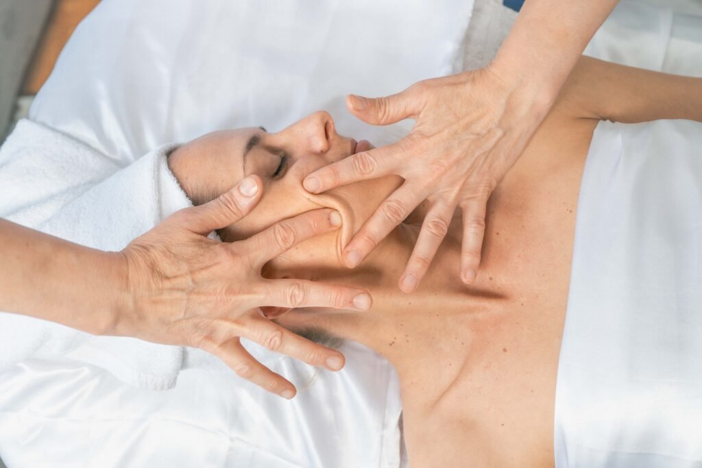 lifting à la russe massage facial profond pour libérer les tensions du visage et de la mâchoire