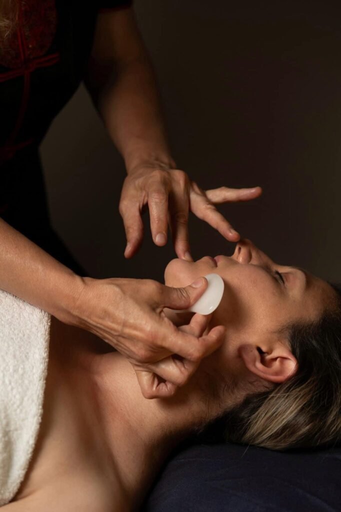 ratique de la Formation Gua Sha Facial à Rueil-Malmaison chez Léon École du Bien-Être