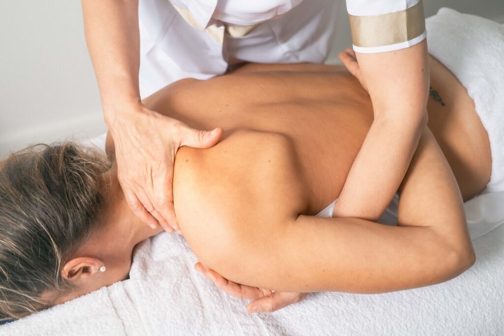 Massage suédois musculaire favorisant la détente, la récupération et la mobilité du corps