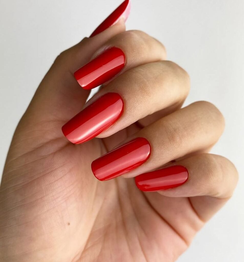 Manucure Slim réalisée avec une structure fine et un bombé délicat