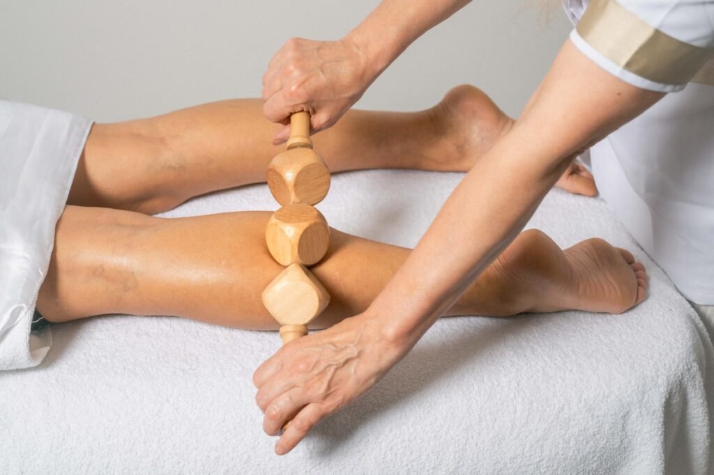 alt="formation massage maderotherapie outils en bois"