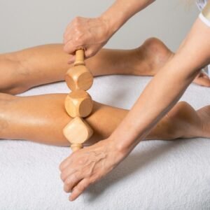 alt="formation massage maderotherapie outils en bois"