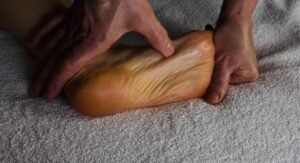 Massage des fascias plantaires réalisé par une praticienne chez Léon École du Bien-Être à Rueil-Malmaison pour stimuler la circulation et détendre les tensions